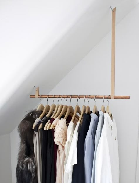 Minimal DIY clothes racks for a tidier bedroom - Your DIY Family Diy Clothes Rail, Diy Clothes Hanger Storage, Cabin Wardrobe, Cottage Wardrobe, Small Cottage Interiors, Diy Clothes Hangers, Hanging Clothes Rail, Tidy Bedroom, Loft Outfits