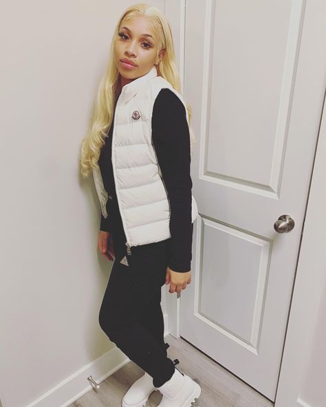 Moncler Boots Outfit, White Hoodie Black Vest Outfit, Outfits With A White Puffer Vest, White Sleeveless Puffer Jacket Outfit, Vest Outfits Black Women, White Puffer Vest Outfits For Women, Style White Puffer Vest, Puffer Vest Outfit Black Women, Vest Outfit Black Women