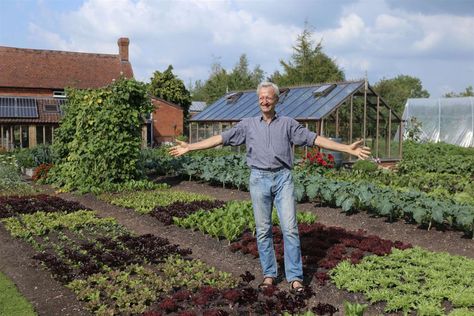 YouTube gardener Charles Dowding gives his top tips for green-fingered beginners Utah Gardening, No Till Farming, Charles Dowding, Compost Mulch, Gardening For Dummies, Dig Gardens, Vegetable Gardens, Edible Landscaping, Classic Garden