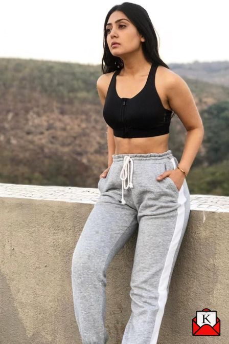 Anjali Tatrari, who essays the role of Niya Sharma in the show, Mere Dad Ki Dulhan steps in the shoes of a fitness instructor. Anjali Tatrari, Throwback Pic, Bright Sneakers, Gown Party Wear, Becoming An Actress, Fitness Instructor, Latest Instagram, Desi Beauty, Hoodie Top