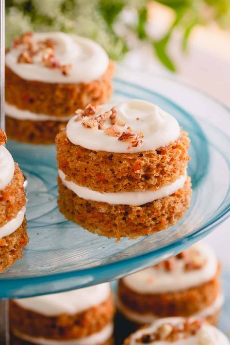 Carrot Tea Cake, Small Carrot Cake Recipe, Small Carrot Cake, Carrot Cake Mini, Mini Carrot Cakes, Carrot Cake Ingredients, Mini Carrot Cake, Red Birthday Cakes, Sweet Factory