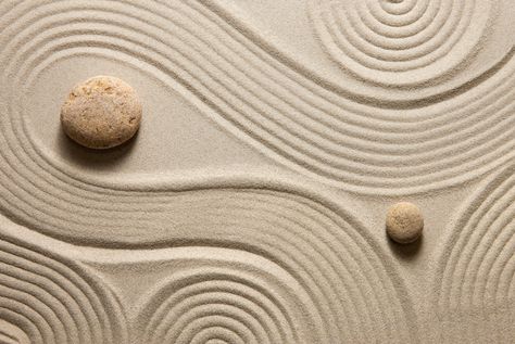 The addition of a Zen garden to your home can help enhance your living and well-being. We'll walk you through creating a simple but relaxing Zen garden. Zazen Meditation, Japanese Living Rooms, Japanese Living Room, Zen Garden Design, Japanese Zen Garden, Japanese Zen, Zen Decor, 자수 디자인, Zen Garden