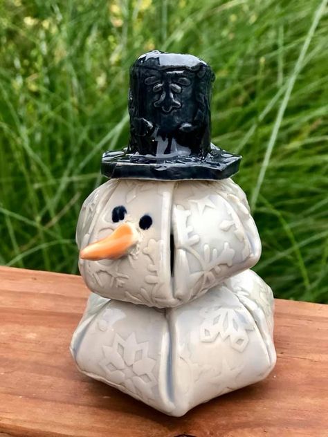 Holiday Pottery, Clay Projects For Kids, Ceramic Snowman, Ceramic Christmas Decorations, Slab Ceramics, Pottery Ornaments, Kids Clay, Beginner Pottery, Kids Pottery