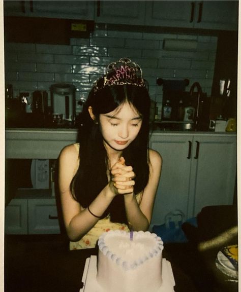 Birthday Film Photography, Cute Birthday Pictures, Desain Quilling, Cute Birthday Ideas, 사진 촬영 포즈, Birthday Posts, Birthday Planning, Photoshoot Concept, Cute Selfies Poses