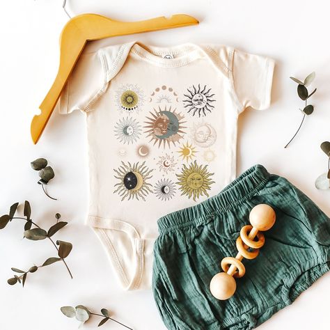 A boho sun and moon mystical bodysuit for your little one!  Sure to be a unique new favorite! * Q U I C K * F A C T S * ✺ 100% ringspun cotton ✺ Light fabric ✺ plastic snaps closure  ✺ Inside out and wash and dry normally (on cool for best results). Do not iron decoration. ✺ printed using DTG Direct to Garment printing.  ✺ Colors may vary due to computer monitors and printing inks. ✺ While we offer several shirt colors some may have a better contrast with the design. Keep that in mind when choosing your color.  * S I Z I N G * ✺ Sizing is unisex  ✺ Size guide and fit: Please see size charts in photos for guidance on sizing to ensure the best fit.  ✺ The best way to find your size is to measure a shirt you own that fits you well and compare that to the size on the chart. * S H I P P I N G * Cottagecore Baby Clothes, Hippie Baby Nursery, Boho Baby Girl Clothes, Hippie Baby Clothes, Dark Hippie, Boho Baby Clothes, Cottagecore Dark, Baby Bug, Hippie Baby