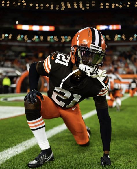 Nfl Pfp, Denzel Ward, Cool Football Pictures, Football Drip, Nfl Football Pictures, Browns Football, Nfl Photos, Fit Guys, Football Stars