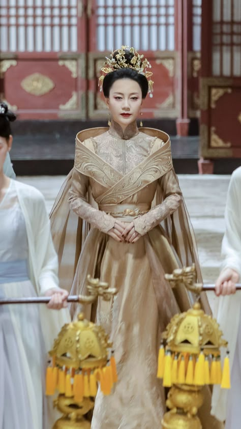 Chinese Empress, Chinese Clothing Traditional, Gaun Koktail, Chinese Fancy Dress, Traditional Asian Dress, Ancient Dress, Chinese Traditional Costume, Ancient Chinese Clothing, Fotografi Vintage