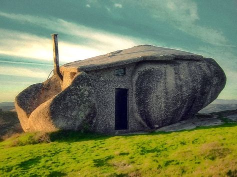 10 Of the Most Unusual Homes in the World Boulder House, Architecture Cool, Crazy Houses, Sou Fujimoto, Unusual Buildings, Unusual Homes, Living Modern, House On The Rock, Amazing Buildings