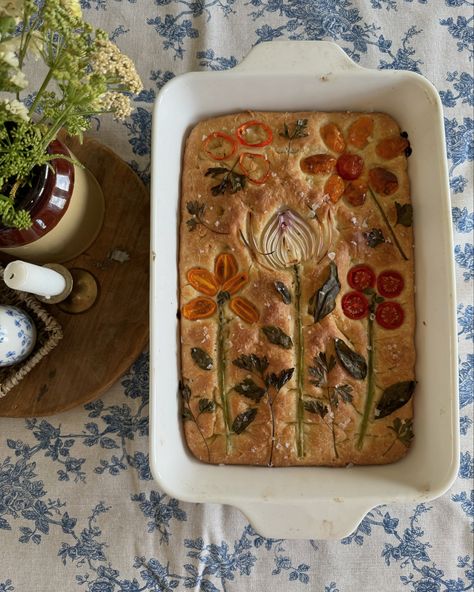 Happy Monday from me and my beautiful garden focaccia 🤗🤎 #foodart #fromscratch #makelifebeautiful #beautyintheeveryday #marthastewartliving #gardenfocaccia #food52 #bhgfood Flower Foccacia, Garden Focaccia, Foccacia Bread, Table Dinner, Martha Stewart Living, Floral Garden, Food 52, Happy Monday, Beautiful Gardens