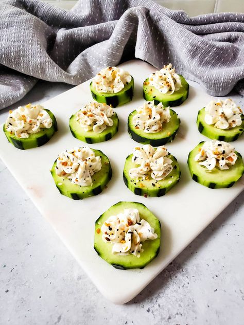 Keto Everything Bagel Cucumber Bites Everything Bagel Cucumber Bites, Cucumber Dill Bites, Cucumber Everything Bagel, Everything Bagel Cucumber, Bagel Cucumber, Keto Everything Bagel, Keto Everything, Ham Rolls, Chicken Pinwheels