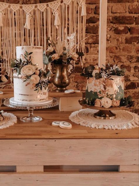 Boho Cake Table Ideas, Wedding Cake Table Ideas Boho, Boho Cake Table Decor, Boho Cake Table, Macaron Display, Boho Chic Wedding Cake, Wedding Flower Table Decorations, Wedding Cake Table Decorations, Boho Chic Party