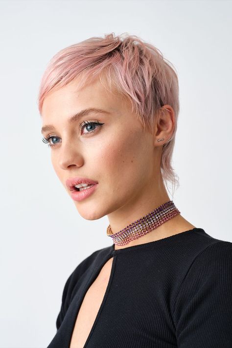 Short light pink, pixie crop hairstyle by Quif Art Team Fine Straight Hair, Crop Hair, Short Hair Pixie Cuts, Oval Face Hairstyles, Short Hair Trends, Super Short Hair, Edgy Short Hair, Very Short Hair, Short Pixie Haircuts