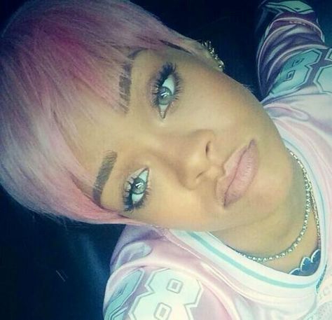 Rih Rihanna Pixie, Looks Rihanna, Pink Football, Rihanna Riri, Cool Blonde Hair, Rihanna Style, Bad Gal, Short Hair Color, Rihanna Fenty