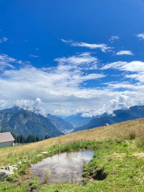 Beautiful landscape of Italian mountains on a sunny day Sunny Mountains, Italian Mountains, Fantasy Vibes, High Noon, Sunny Weather, Sunny Day, Beautiful Landscapes, Sunny Days, Sunnies