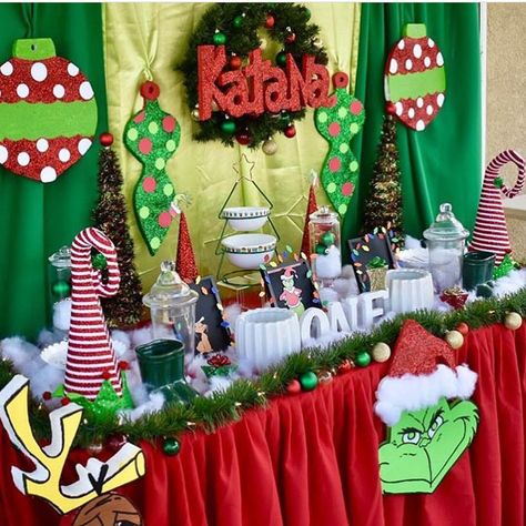 Grinch Party Table Decorations, Grinch Table Decorations, Grinch Cake, Cookie Table, Grinch Party, Party Dessert Table, Grinch Christmas Decorations, Themed Desserts, Party Table Decorations