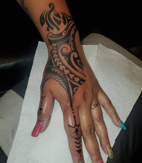 Trible Tattoos, Samoan Tattoos, Finger Tattoo Ideas, Polynesian Tattoos Women, Hand Tattoos For Girls, Polynesian Tattoo Designs, Maori Tattoo Designs, Samoan Tattoo, Hand Tattoos For Women