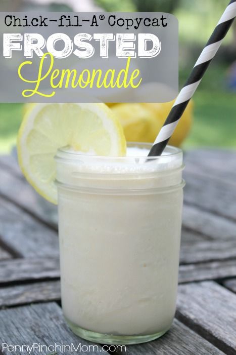 Chick-fil-a makes the most AMAZING frosted lemonade. Rather than go out and buy it, why not make it at home?? Get the easy recipe here - Copycat Chick-fil-A Frosted Lemonade! Chick Fil A Recipe Copycat, Lemonade Beyonce, Frosted Lemonade Recipe, Chick Fil A Recipe, Easy Lemonade Recipe, Frozen Drink Recipes, Simply Lemonade, Frosted Lemonade, Copycat Chick Fil A