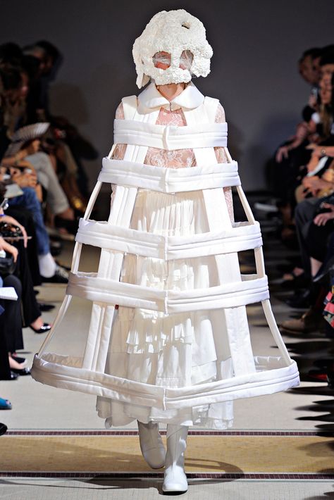 Caged Crusader Bride Comme des Garçons Spring 2012 RTW Wacky Fashion, Vintage Balenciaga, Rei Kawakubo Comme Des Garcons, Spooky Chic, Japanese Fashion Designers, Artistic Fashion, Industry Design, Funny Dresses, Madame Butterfly