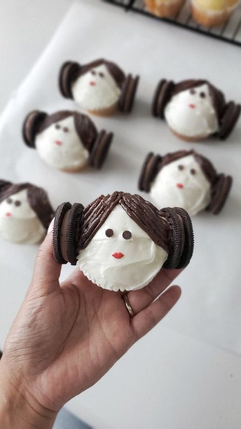 theshirleylife on Instagram: May the 4th Be With You! Star Wars Day is tomorrow! We love celebrating with these Princess Leia cupcakes. Today I'm showing you how easy… 1st Bday Star Wars, Princess Leia Cupcakes, Star Wars Cake Pops Easy, Starwars Theme Food, Star Wars Baked Goods, Star Wars Birthday Cupcakes, Star Wars Cake Ideas Easy, Princess Leia Birthday Party, Star Wars Cupcake Ideas