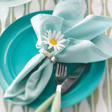 Add a special touch to your dinner table with these napkin folding ideas. You don't need anything fancy to get started—just a few napkins and these easy step-by-step instructions. Napkin Ring Folding, Paper Napkin Folding Ideas, Fold A Napkin, Diy Napkin Folding, Napkin Folding Tutorial, Napkin Folding Ideas, Fancy Napkin Folding, Christmas Napkin Folding, Easy Napkin Folding