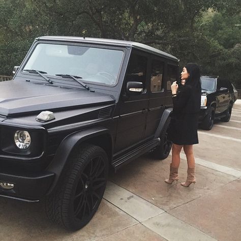 “The Wagon” was Kylie’s first car, and she still loves it. It’s gone through a few makeovers since she received it as a gift for her 16th birthday. Kylie Jenner Fotos, Mercedes Benz Suv, Benz Suv, Mercedes Auto, Black Mercedes, Black Mercedes Benz, Mercedes G Wagon, Jeep Wrangler Sahara, Mercedes Benz G Class