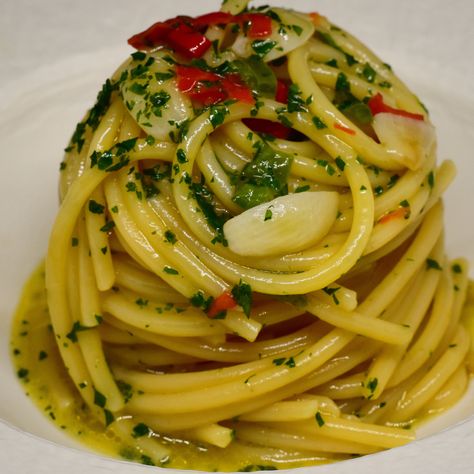 Guarda la ricetta Spaghetti aglio e olio pubblicata da giupis su Al.ta Cucina:  https://altacucina.co/recipes/spaghetti-aglio-e-olio Pasta Aglio E Olio, Recipes Spaghetti, Spaghetti Aglio E Olio, Spaghetti Aglio, Aglio E Olio, Aglio Olio, European Food, Pasta Dishes, Noodles