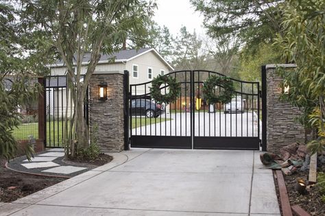 The Gate....Pinch Me, It's Done! - simply organized Farm Gates Entrance, Entrance Ideas Entryway, Entrance Gates Driveway, Property Gates, Entrance Landscaping, Driveway Entrance Landscaping, Gates Driveway, Yard Gate, Gate Lights