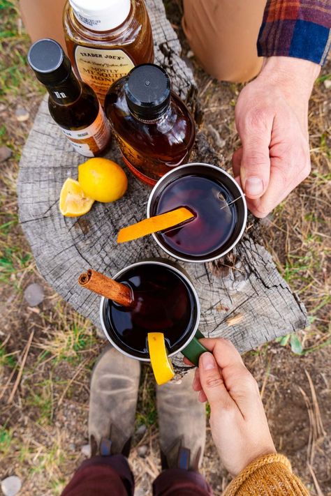 Campfire Cocktail: The Hot Toddy Winter Bbq, Camp Snacks, Hot Toddies Recipe, Happy Drink, Easy Camping Meals, Camping Stuff, Campfire Food, Hot Toddy, Campfire Cooking