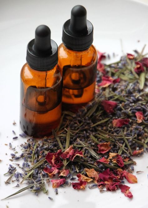 Tilly's Nest: Down Home Blog Hop~Number 76 + Make Your Own Infused Oils Make Your Own Essential Oils, Hanging Herbs, Infused Oil, Diy Essentials, Handmade Wedding Favours, Massage Oils, Oil Roller, Essential Oil Roller, Infused Oils