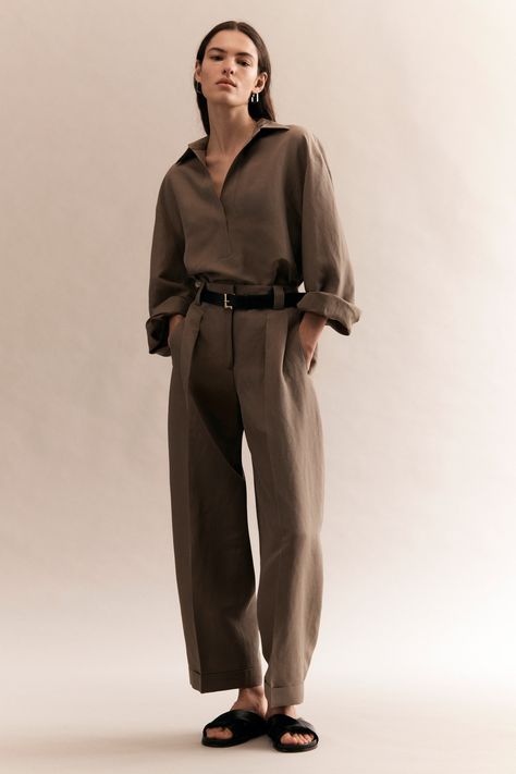 Tailored Shorts, Linen Style, Sleeveless Shift Dress, Vogue Magazine, 2024 Fashion, 가을 패션, 2024 Collection, Fall 2024, Pre Fall