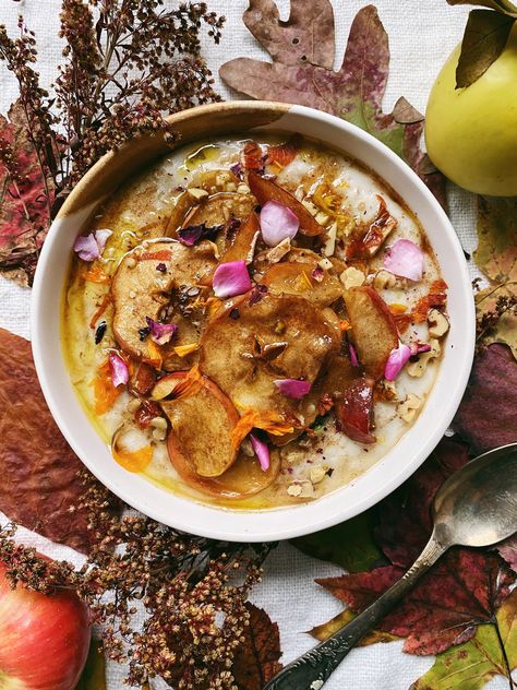 Autumnal Breakfast, Oat Porridge, Roasted Oats, Vegan Dessert Bars, Roasted Apples, Easy Vegan Dessert, Chai Recipe, Porridge Recipes, Oats Breakfast