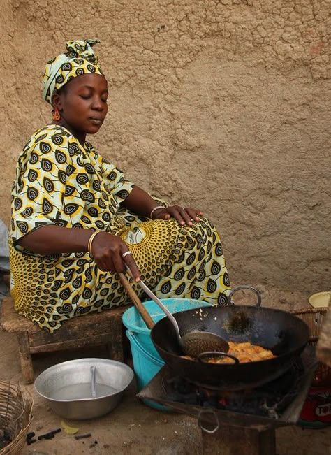 Preparing fried goodies | Raphael Bick | Flickr Restaurant Design Rustic, Ghana Culture, All About Africa, African Life, African American Artwork, April Art, Afrique Art, African Market, Afrocentric Art