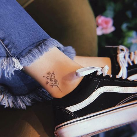 Inner Foot Tattoo, Tiny Foot Tattoos, Tattoo Sonne, Flower Bouquet Tattoo, Tattoo Diy, Unique Small Tattoo, Ankle Tattoo Designs, Ankle Tattoos For Women, Bouquet Tattoo