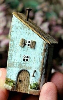 Tiny Wood House, Wooden House Decoration, Fairy House Crafts, Scrap Wood Crafts, Driftwood Art Diy, Wood Houses, Small Wooden House, Wood Block Crafts, Pottery Houses