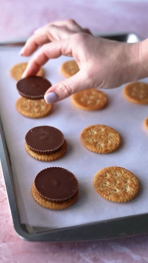 This quick and easy dessert recipe is perfect for movie night & just two "ingredients" - ritz crackers and reese thins. Check out this easy ritz cracker peanut butter cup recipe here! Save this for a quick easy party dessert recipe & chocolate peanut butter dessert recipe and easter dessert idea! Chocolate Peanut Butter Dessert, Peanut Butter Dessert, Ritz Cracker Recipes, Peanut Butter Dessert Recipes, Peanut Butter Cups Recipe, Chocolate Peanut Butter Desserts, Reese's Peanut Butter Cups, Ritz Cracker, Party Food Dessert