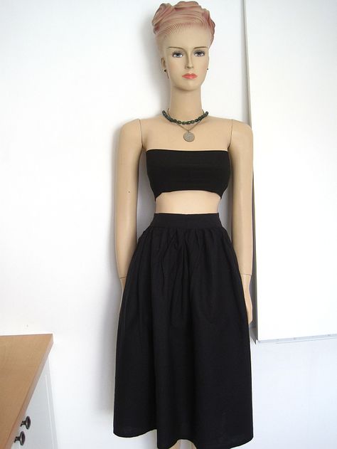 The FREE sewing pattern for this bandeau top and the skirt are on Greenie Dresses for Less. #diybandeautop #diymidiskirt #diyfashion Diy Bandeau Top, Diy Midi Skirt, Free Sewing Pattern, Make Your Own Clothes, Womens Sewing Patterns, Sewing Skirts, Sewing Design, Victoria Dress, Red Carpet Dresses