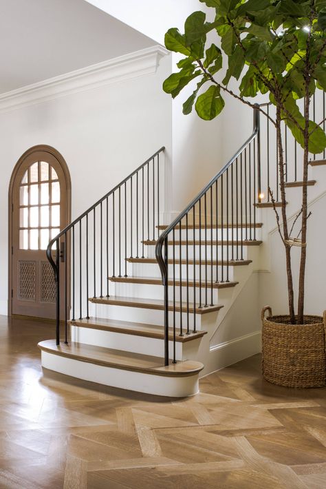 Iron Staircase Railing, Staircase Spindles, Entrance Foyer Design, Transitional Staircase, Indoor Railing, درج السلم, White Staircase, Wrought Iron Staircase, Iron Staircase