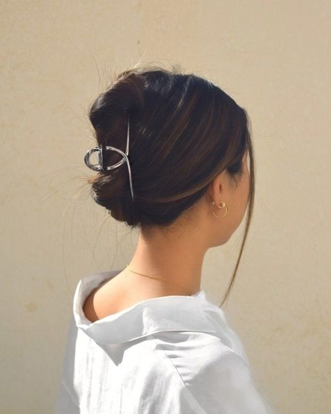 Claw Hairstyles, Hairstyles Juda, Gold Hair Comb Wedding, Clip Hairstyle, Parisian Aesthetic, Gold Hair Comb, Hair Cuffs, High Tension, Cosplay Hair