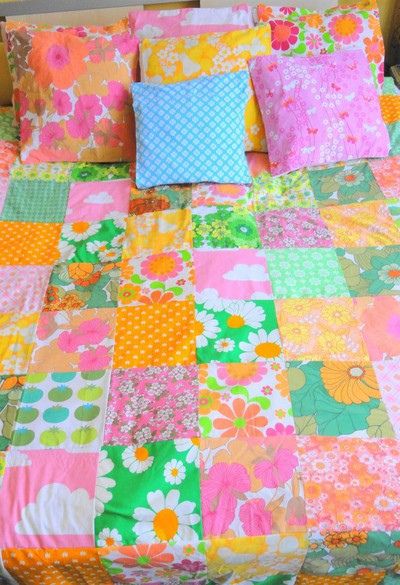 Retro Quilt, Deco Retro, Pink Friday, Granny Chic, Motif Vintage, Retro Fabric, Vintage Sheets, Patchwork Quilt, Retro Home