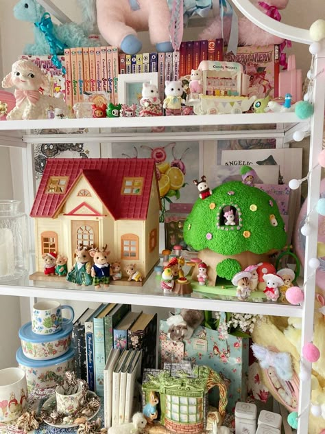 Yellow Kitchen Cabinets, Christmas Posts, Calico Critters Families, Deco Studio, Cute Room Ideas, Yellow Kitchen, Pretty Room, Dreamy Room, Dream Room Inspiration