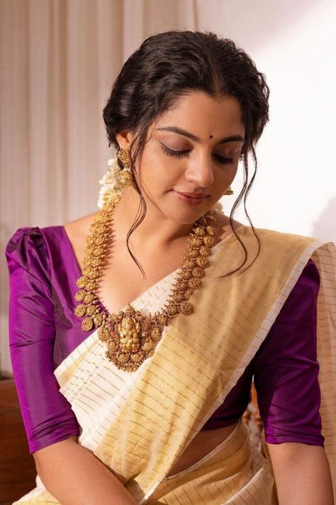 Celebrate this onam with ChennaiBoutique’s traditional jewellery collection Simple Kerala Saree Look, Small Puff Blouse Sleeves Design Indian, Kerala Saree Hairstyles Simple, Blouse Designs For Set Saree, Kurta Hairstyles Women, Small Puff Sleeve Blouse Indian, Set Mundu Blouse Design, Onam Hairstyles For Women, Cost Outfits