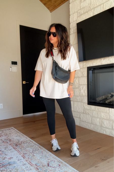 Transition Fall Outfits, Fall Mom Outfits, Sports Mom Outfit, Comfy Mom Outfits, Oversized Tee Outfit, Mom Outfits Fall, Leggings Outfit Summer, Oversize Tshirt Outfits, Casual Outfits For Moms