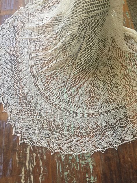 Ravelry Shawls, Train In Europe, Knitting Studio, Knitting Things, Shetland Lace, Lace Shawl Pattern, Lace Wedding Veil, Shawl Knitting, Knit Items