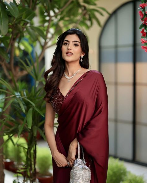 Anjali Arora, Saree Pins, Saree Outfit, Maroon Saree, Actress Without Makeup, Red Wedding Dresses, Designer Saree Blouse, Saree Blouse Patterns, Designer Saree Blouse Patterns