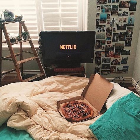 Nuestros sabados usuales con peliculas romanticas y comida Smokey Eye Makeup Look, Teen Girl Bedroom, Room Goals, Netflix And Chill, Lazy Days, Modern Bed, Bedroom Inspo, My New Room