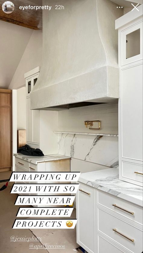 Plaster Stove Alcove, Limestone Hood Kitchen, Limestone Kitchen Island, Venetian Plaster Range Hood, Hood Ranges Kitchen, Stucco Kitchen, Puglia House, Kitchen Hood Ideas, Range Wall