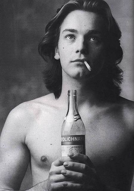 Ewan McGregor, young and pretty Ewan Mcgregor Young, Photos Rares, Scottish Actors, Irish Actors, Trainspotting, Ewan Mcgregor, Famous Faces, Rare Photos, New Classic