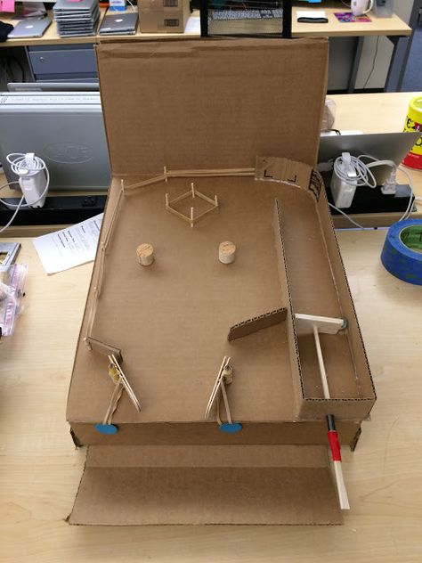 Pinball Diy, Arcade Games Diy, Pinball Game, Cardboard Box Crafts, Cardboard Toys, Pinball Machines, Cardboard Sculpture, Simple Machines, Cardboard Art