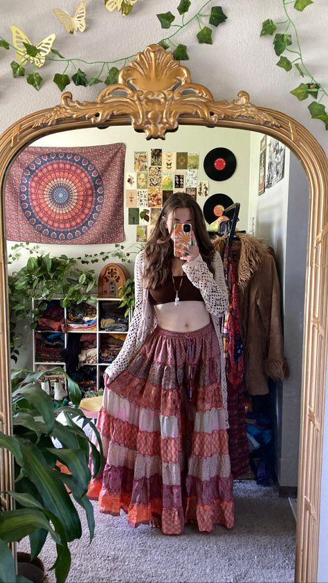 70s Bohemian Aesthetic, Boho 80s Fashion, Pink Hippie Outfit, Woodstock Outfit Ideas, Hippie Asethic Outfits, Hippe Outfit Aesthetic, Hannah Drapinski, Fall Outfits Hippie, Hippie Style Clothing Winter