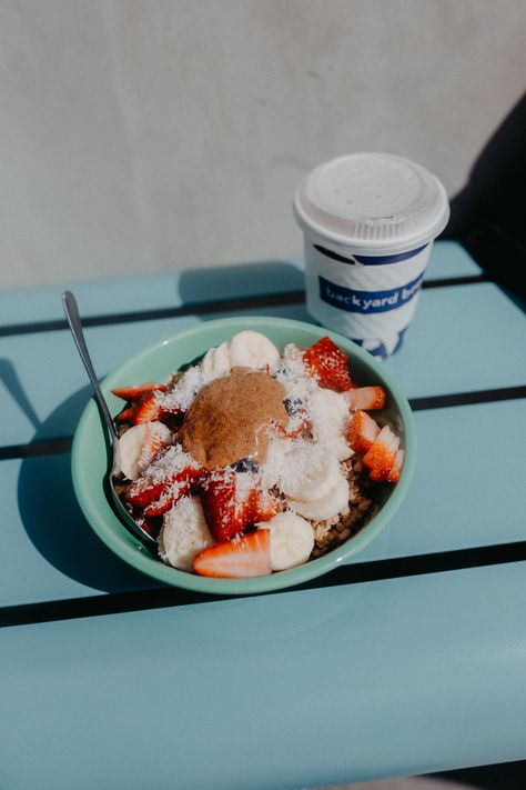 Best Breakfast in L.A.: Backyard Bowls, Acai Bowls in Los Angeles | Bikinis & Passports Almond Milk Breakfast Recipes, Breakfast Los Angeles, Toddler Picky Eater, Vegetarian Recipes Dessert, Avo Toast, Breakfast Party Foods, Fresh Eats, Breakfast Bread Recipes, Los Angeles Food